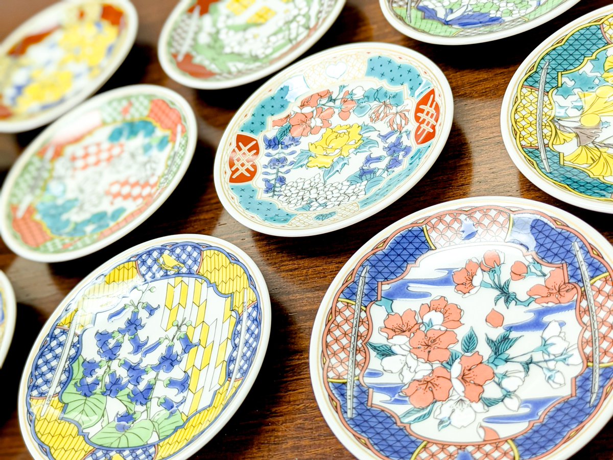 ぷっくりと塗られた五彩が素敵な九谷焼。お手頃価格の豆皿を選んだのは
