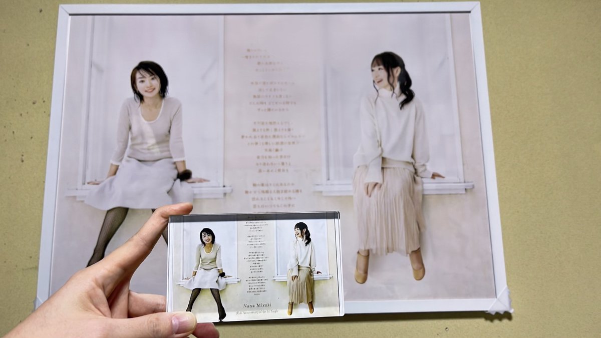 奈々さんのメモリアルポスターをデスクに置いて眺められるようにし