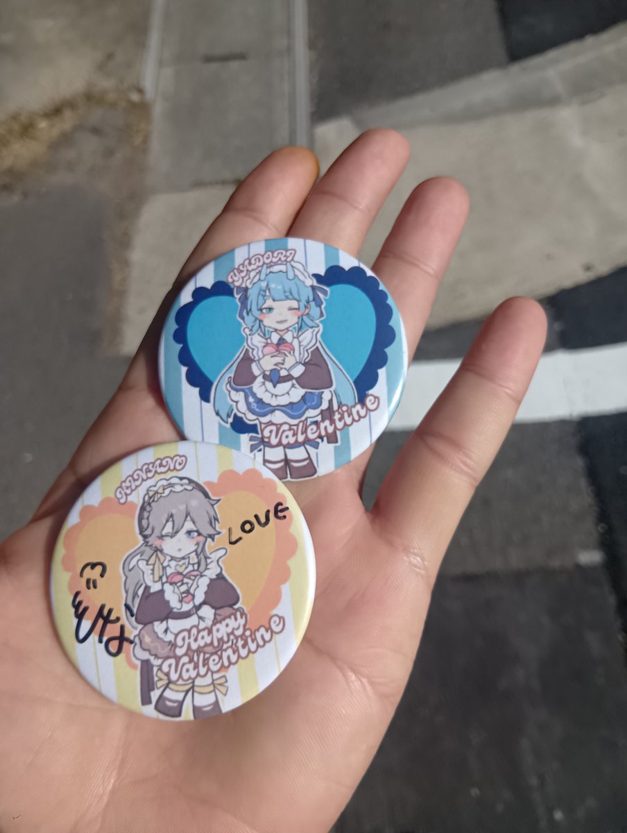 今回のイベント戦果1部缶バッジ4つ、ちぇきチェキ4枚くじ運ある意味