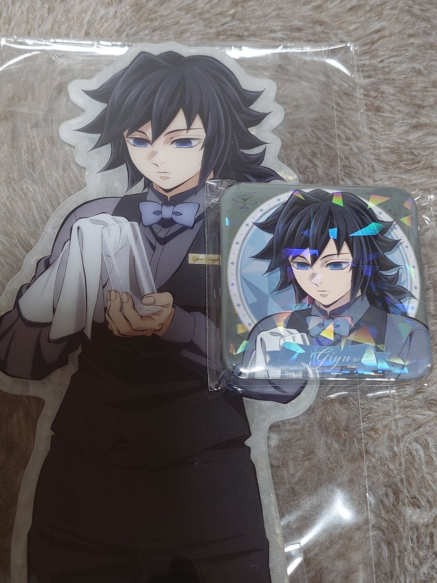 ビッグアクスタとグリッター缶バッジの義勇さん、ビジュ好きすぎる