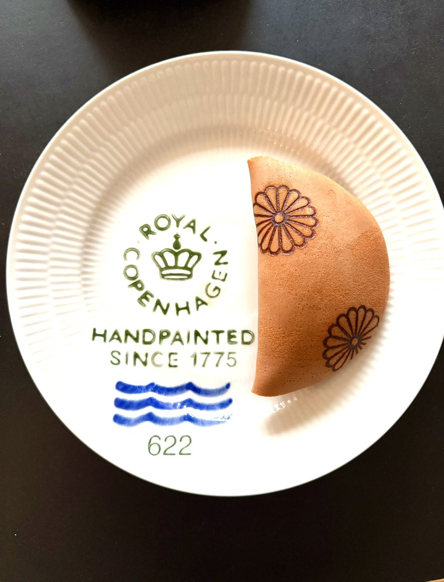 天皇陛下誕生日祝賀の儀にて菊焼残月を頂戴いたしました。 帰宅後