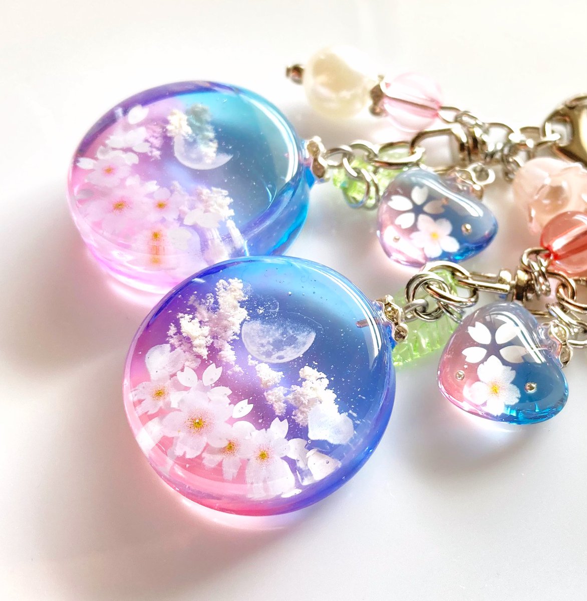 月と桜のバッグチャームできました🌸 ⁡ #レジン #レジンアクセサリー
