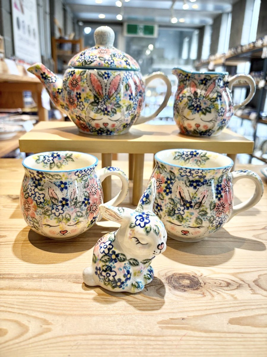 自由が丘直営店。ふんわりした色使いのうさぎさんが魅力のA574柄。