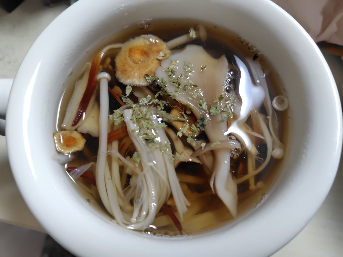 うちにあったゆきのしたも入れた3種のきのこのスープ