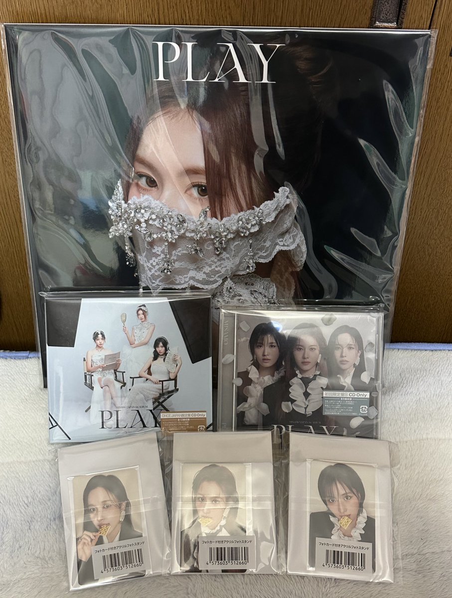 JYPからやっと届いた…。 封入トレカはミナちゃんだった。 サナに交換し