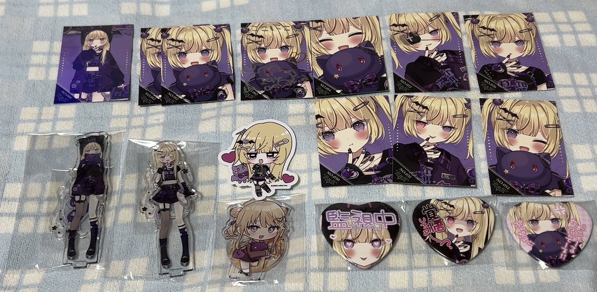 お月見ボイスのアクスタと新衣装グッズ届いた！トレカがホロ加工のと