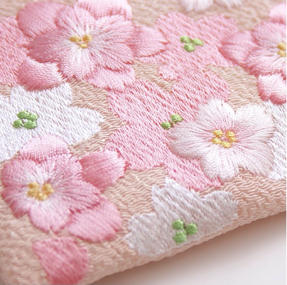 桜のちりめん刺繍 ミニポーチ 色鮮やかなちりめん生地に立体的な桜の