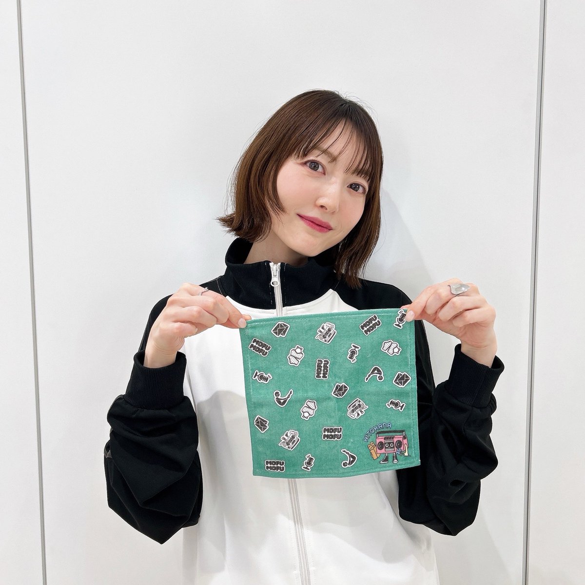 番組内のコーナーをイメージした「小さな人間アクキー」＆ポップな