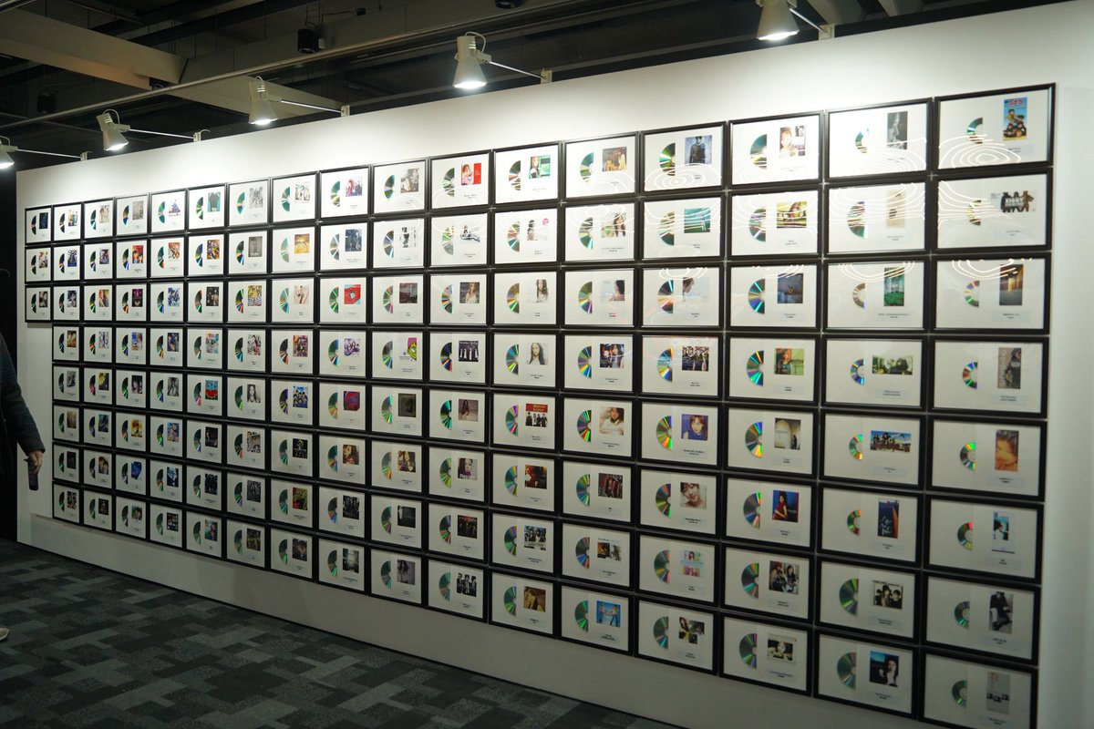 コナン展の歴代主題歌ジャケコーナー 上原あずみさんだけ除外されてて