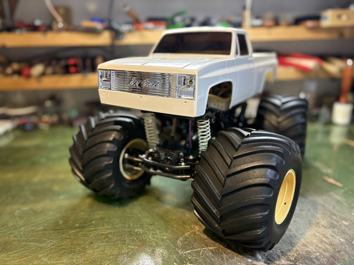 ブレイクタイムその①タミヤCR-01。クラッドバスターボディーはグリル