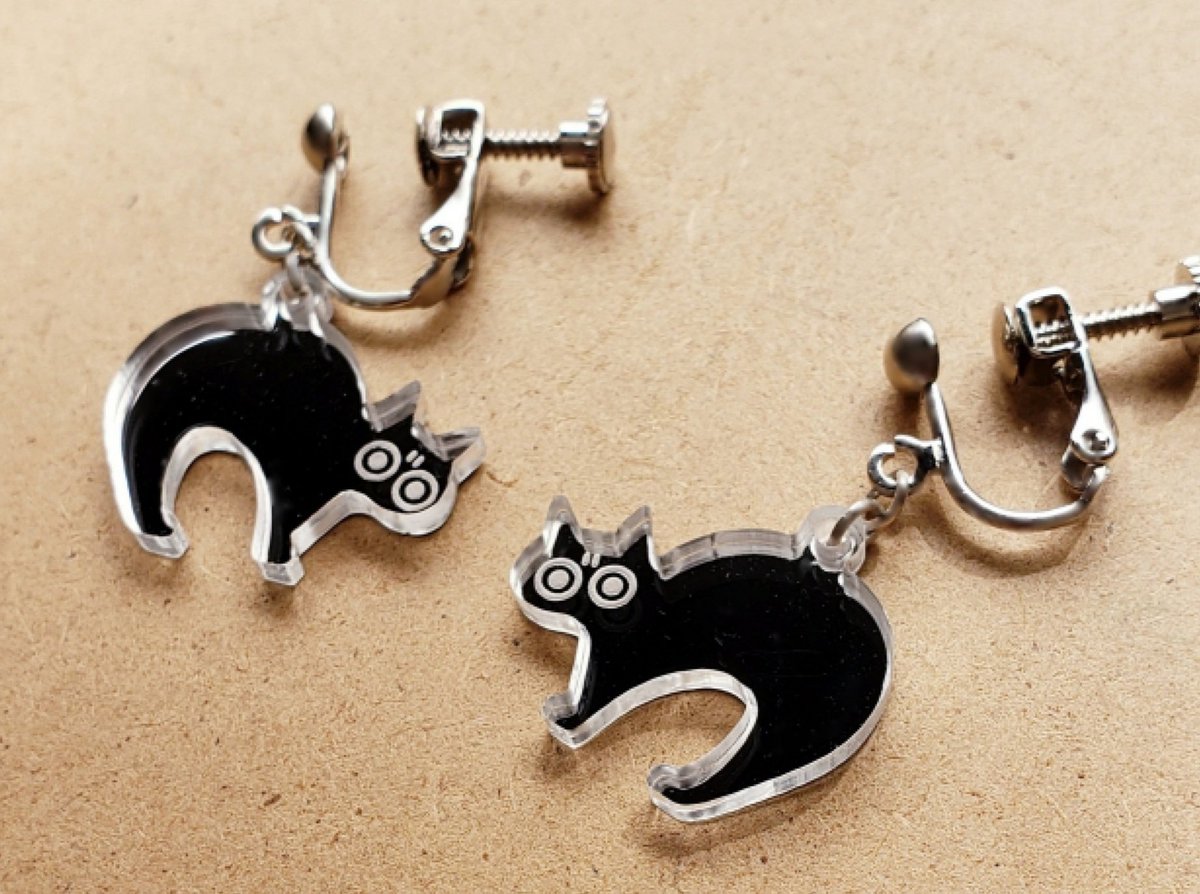 ケイカイ猫さんのイヤリングとピアスを作っていますφ(．．)ﾁﾏﾁﾏ… 周囲