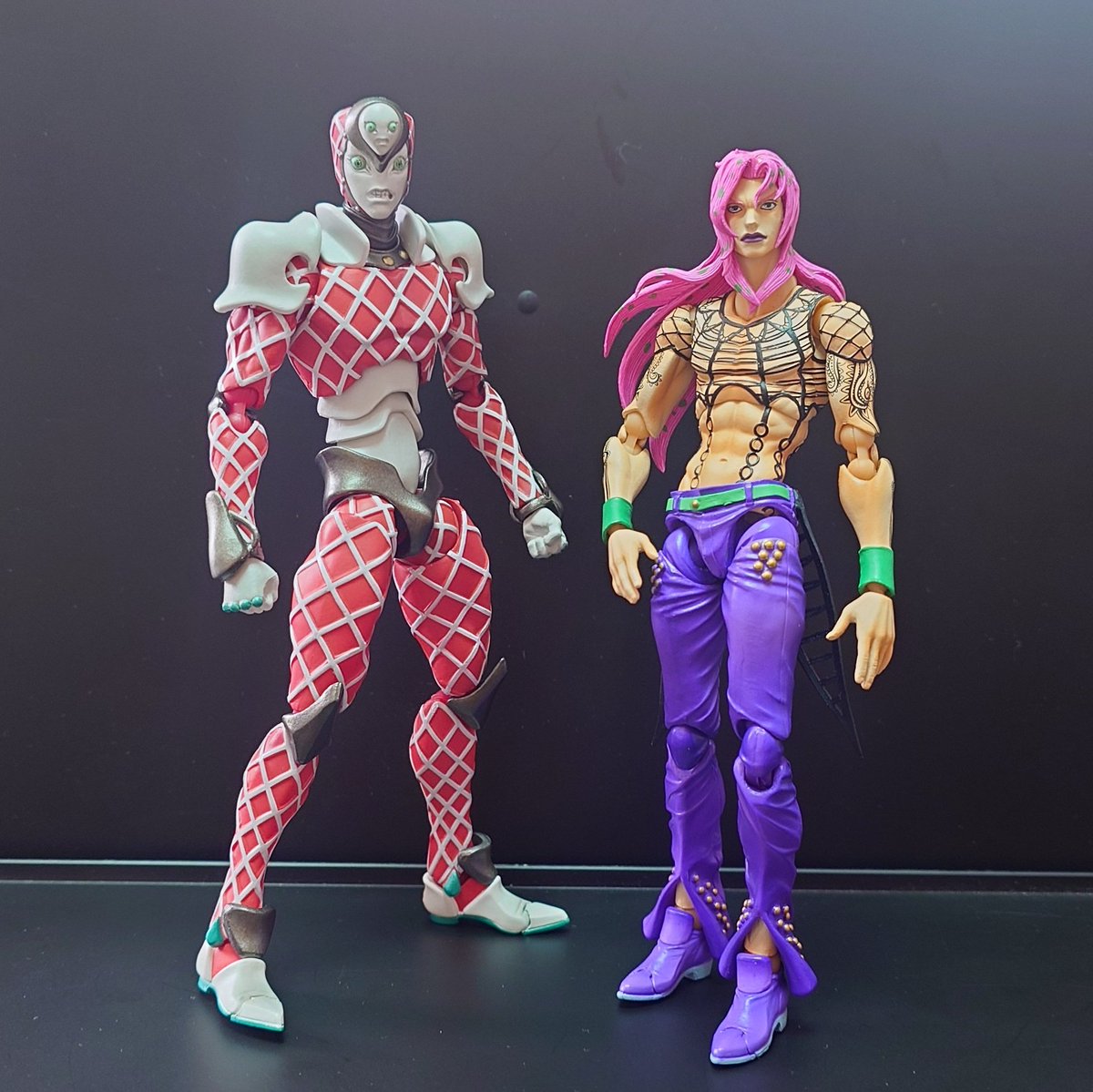 超像可動のディアボロとキングクリムゾンも開封しました。 温めながら