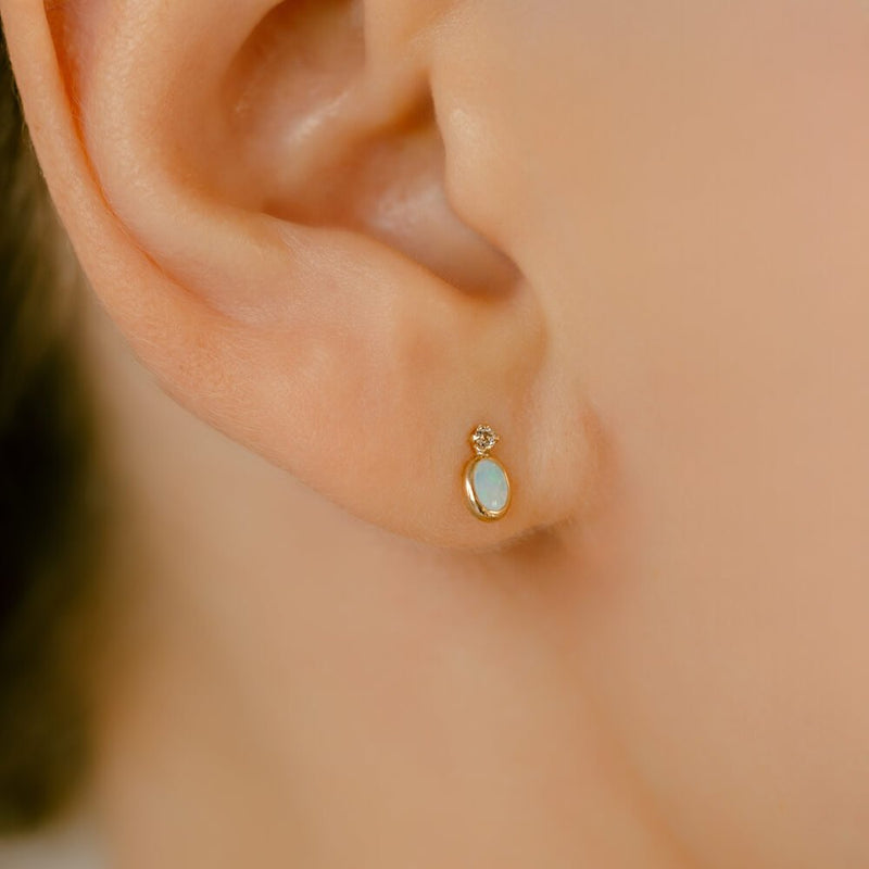 オパールの遊色を軟骨で│K10オパール 軟骨ピアス – PICOLLET