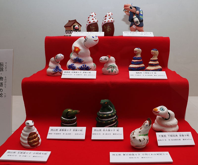新年をお祝いする干支「巳（み）」の郷土玩具を展示中 | 高槻市の