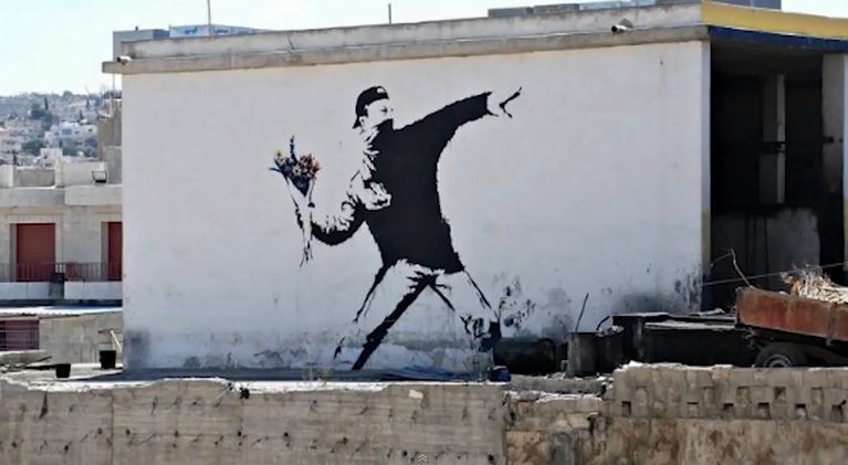 バンクシーが靴を履いた！”ストリートアートにスニーカーを履かせる独