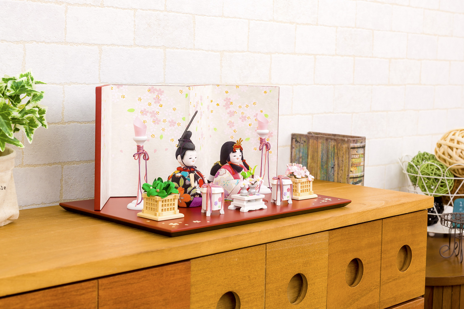 伝統には伝統を。雛人形に日本の工芸を合わせた飾り台をご紹介