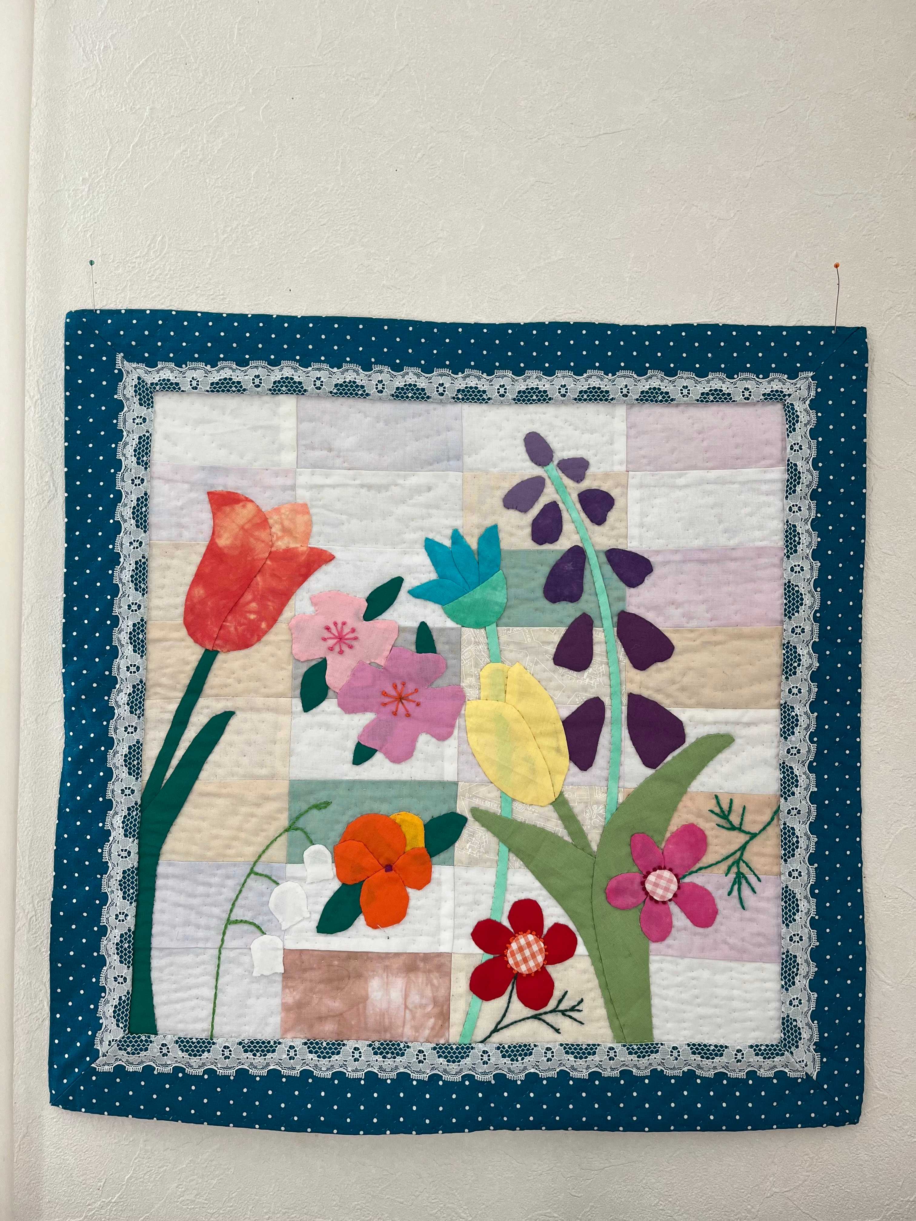 春の花のミニタペストリー - 楽しいパッチワークキルトの日々