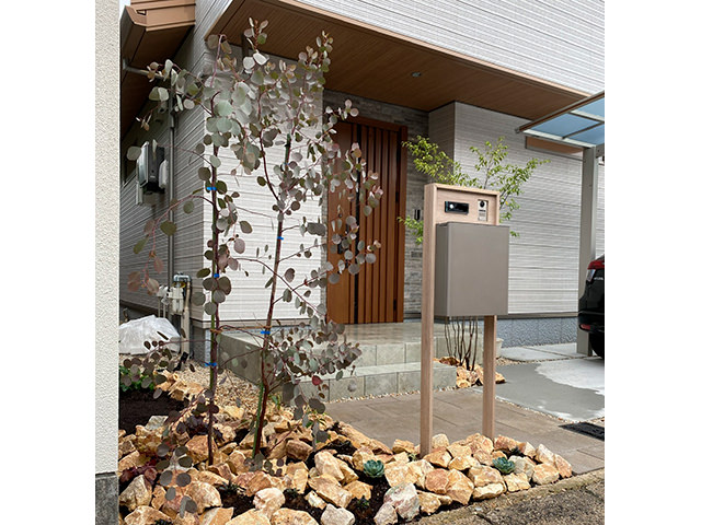 ロックガーデンのエントランスで迎える新築外構 - ガーデンエレガンス