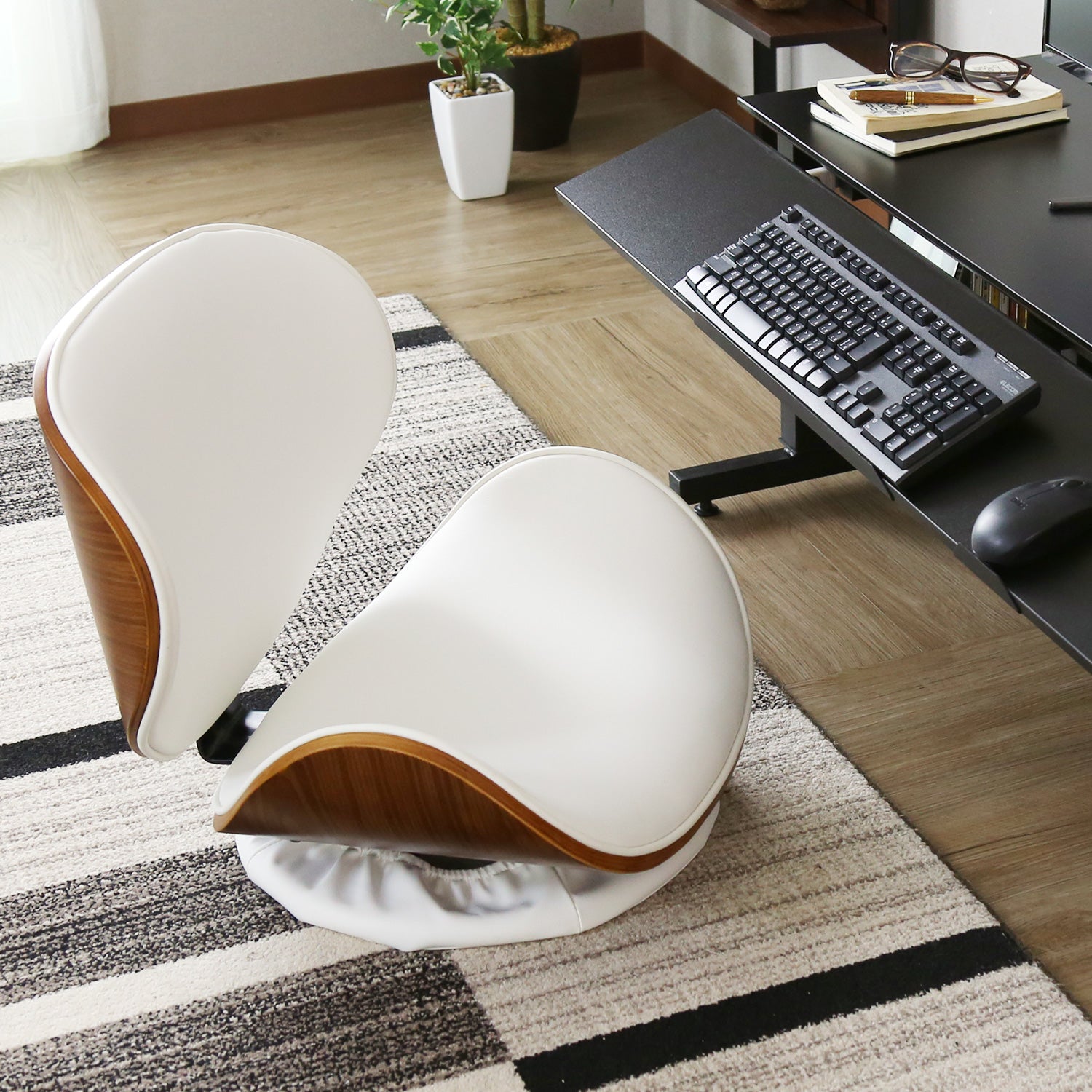 座椅子 回転座椅子 ラウンジチェア 木目柄 レザー クッション かわいい