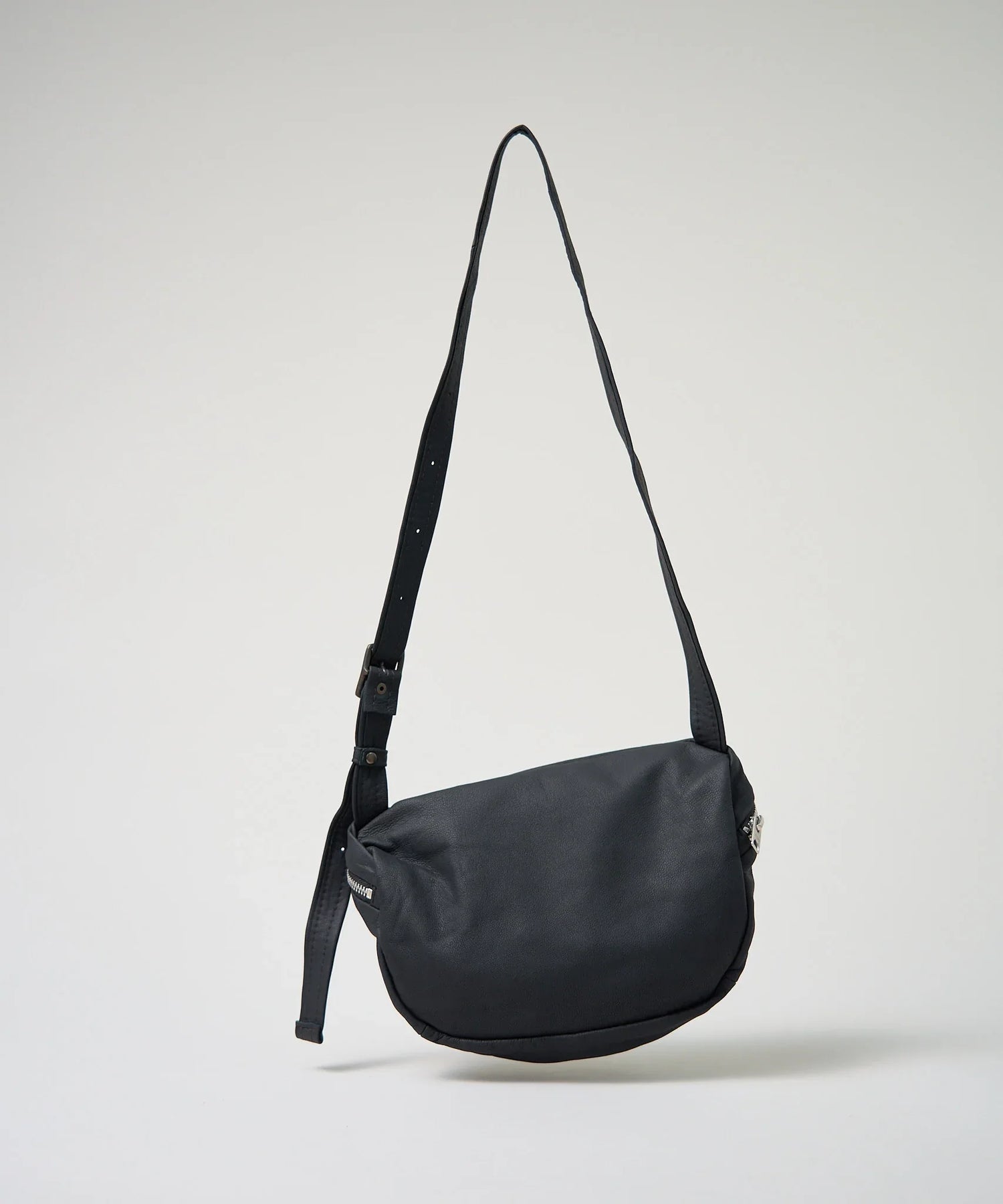 柔らかくて丸みのあるやぎ革ショルダーバッグ - ファスナー付きボディ