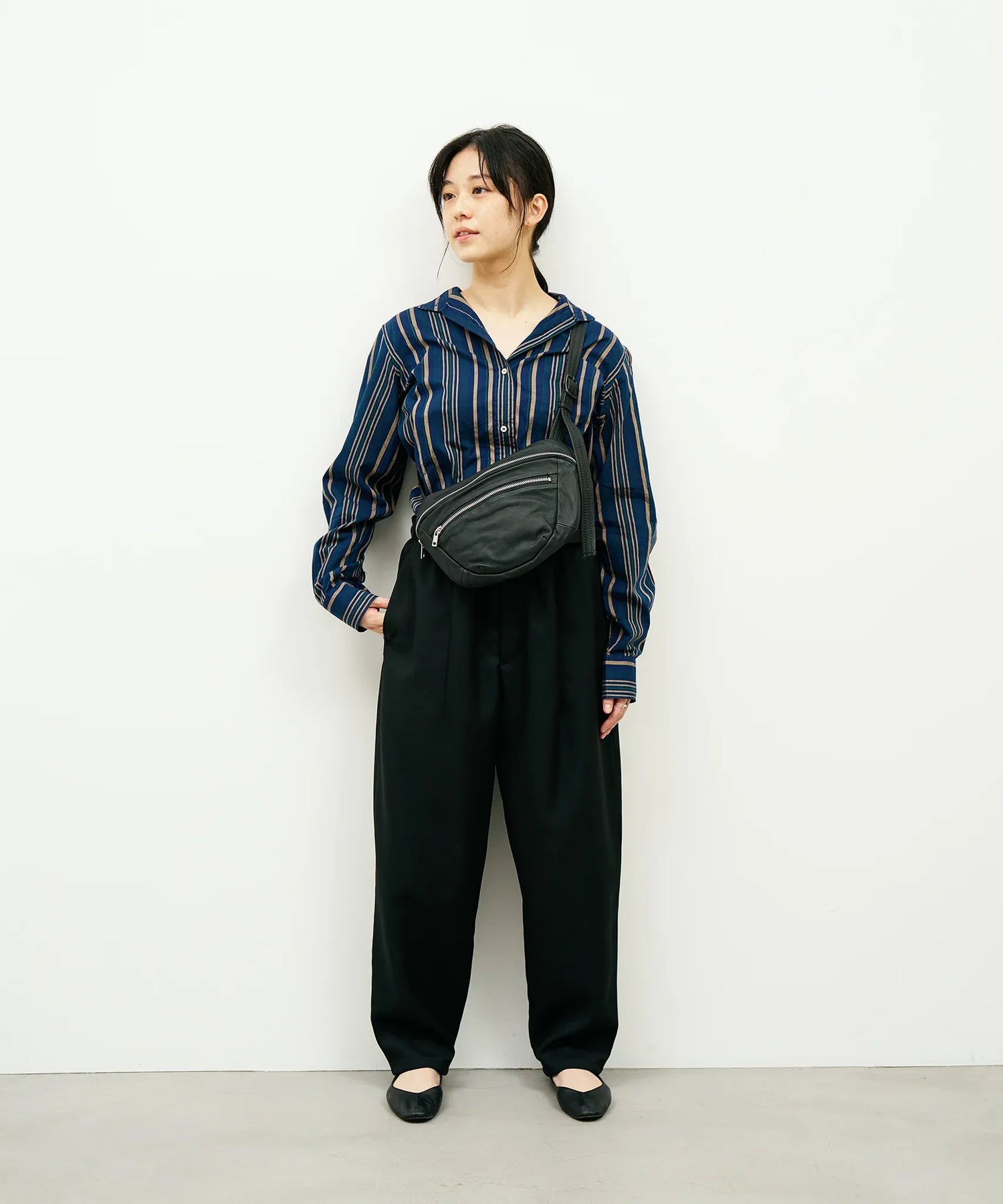 柔らかくて丸みのあるやぎ革ショルダーバッグ - ファスナー付きボディ