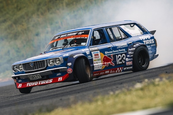 4ローター500馬力のRX-3ワゴンが快音ドリフト！マッドマイクのD1GP復帰