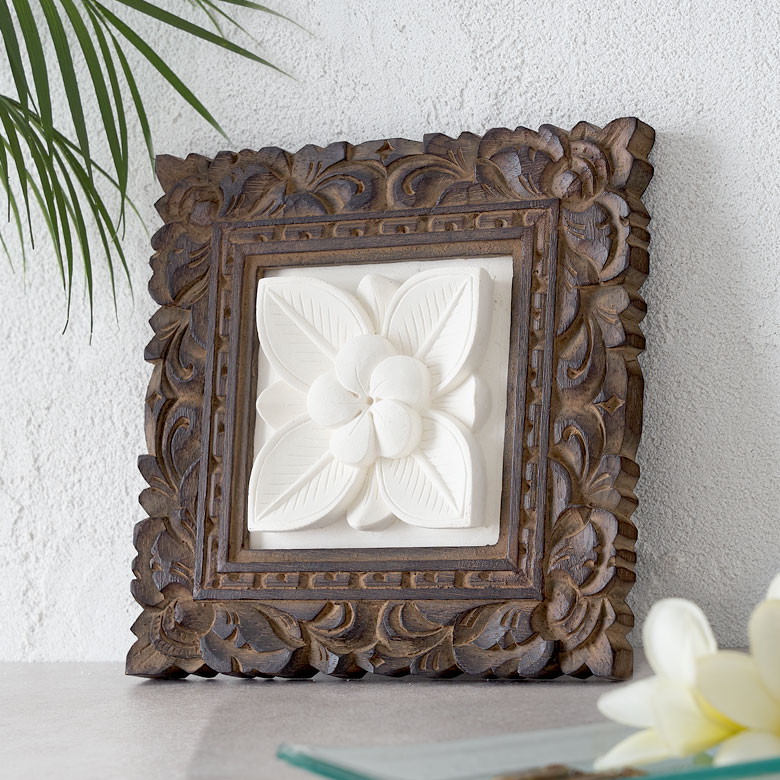 木彫りフレーム付きプルメリアモチーフのストーンレリーフ 20x20cm