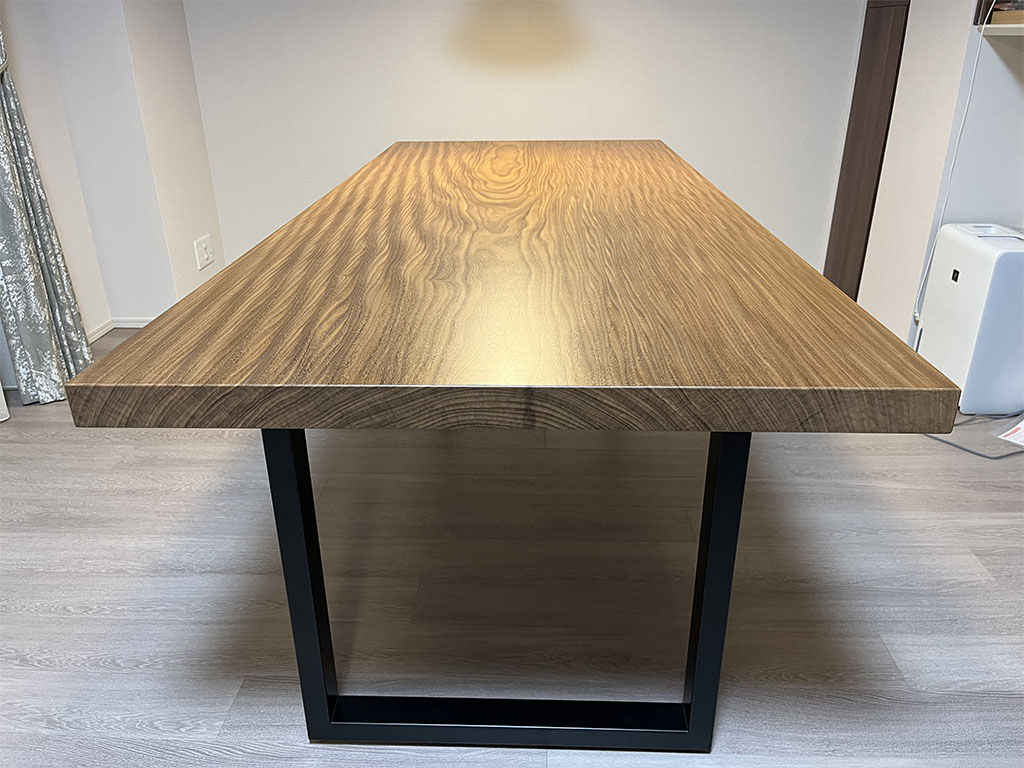 アサメラの一枚板座卓天板にアイアン脚を合わせダイニングテーブルに