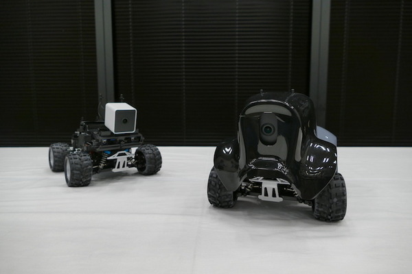 AWS、自律レーシングカーで強化学習を学ぶ「AWS DeepRacer」実機を日本