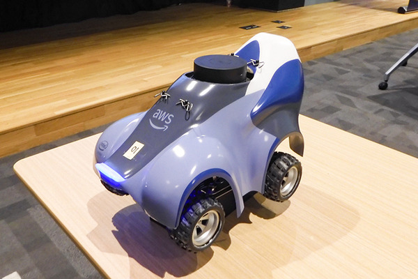 AWSが自動運転のAIロボットカー「DeepRacer」のレースを開催！強化学習