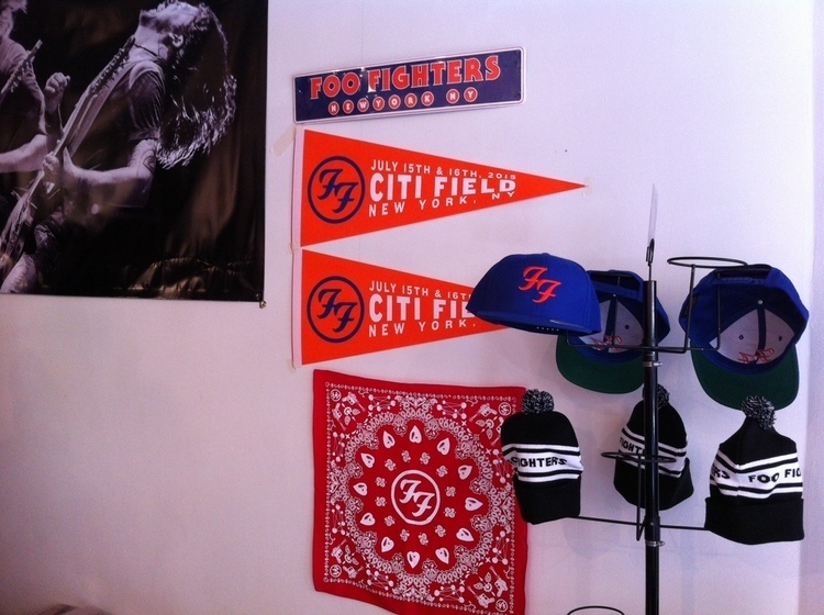 フーファイ”骨折ツアー”のグッズが素敵。NYでポップアップストア