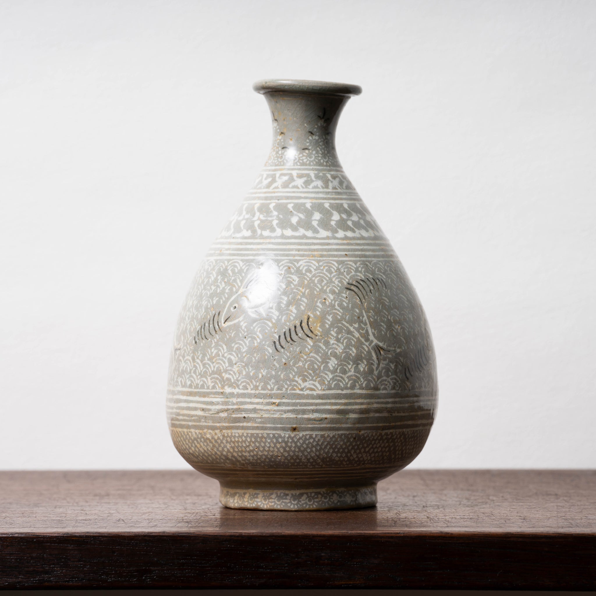 高麗 青磁三島象嵌魚文玉壺春 – 燦禾 SANKA