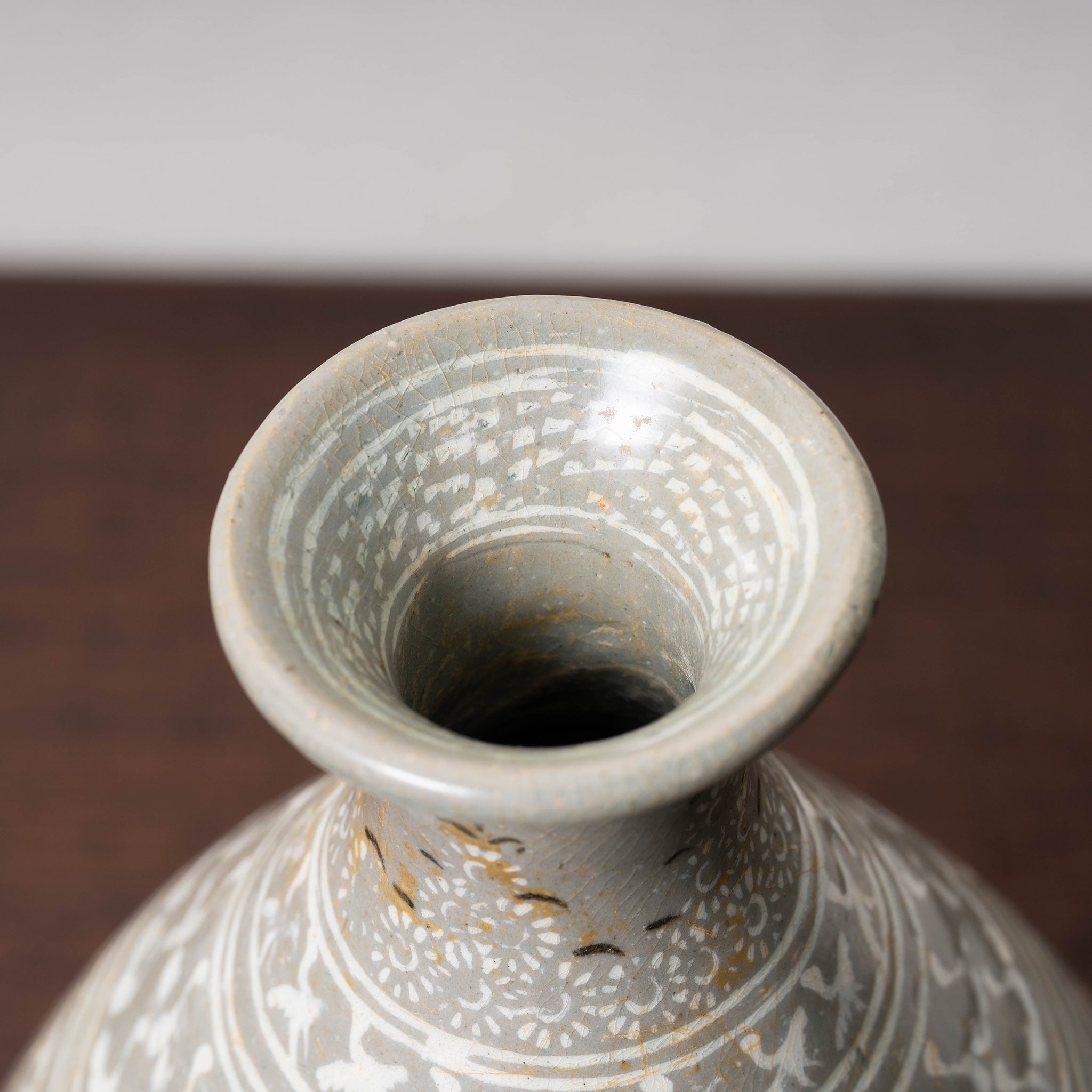 高麗 青磁三島象嵌魚文玉壺春 – 燦禾 SANKA