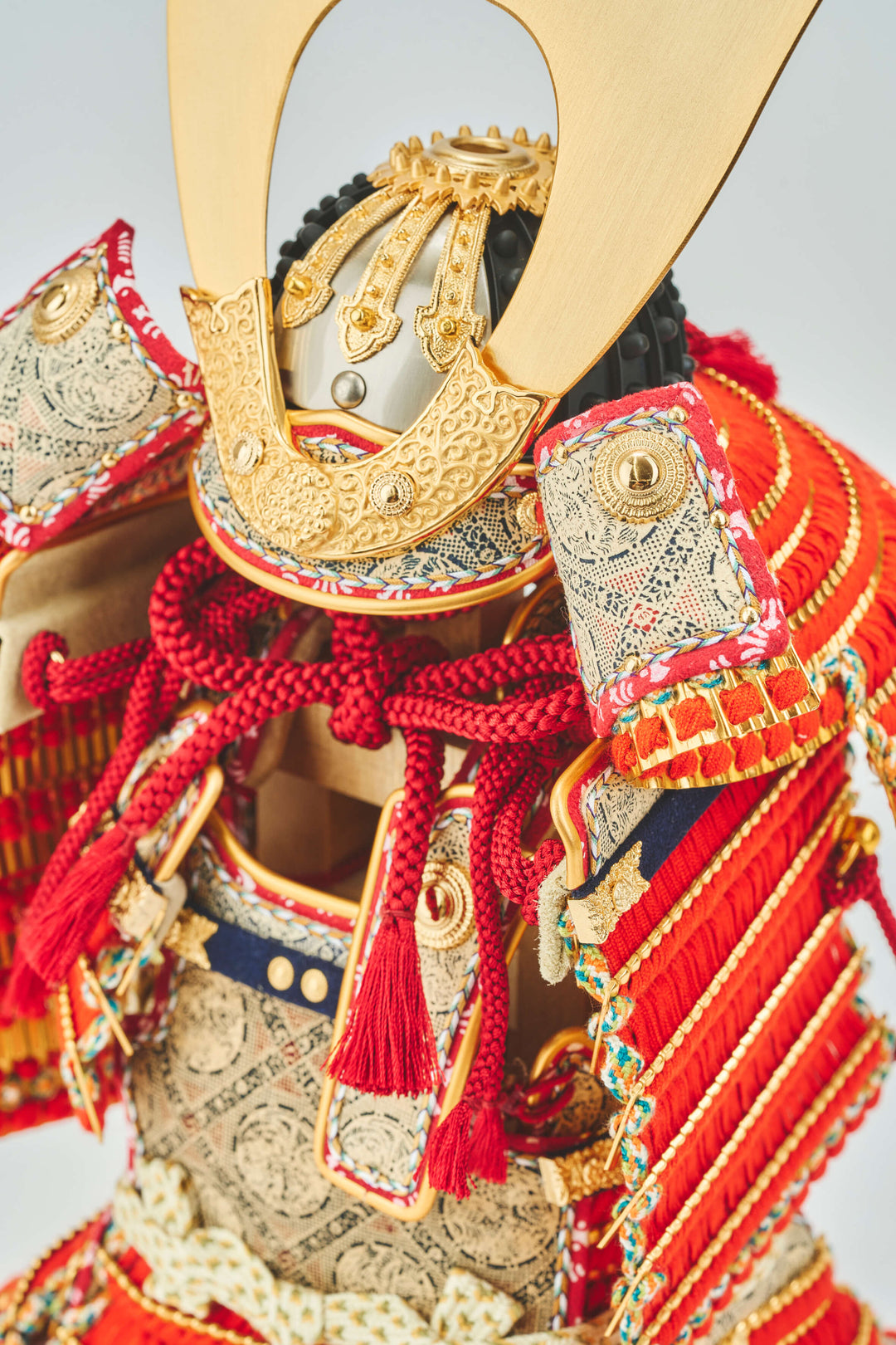 桜、舞い上がる祈りの鎧 – 人形工房 左京