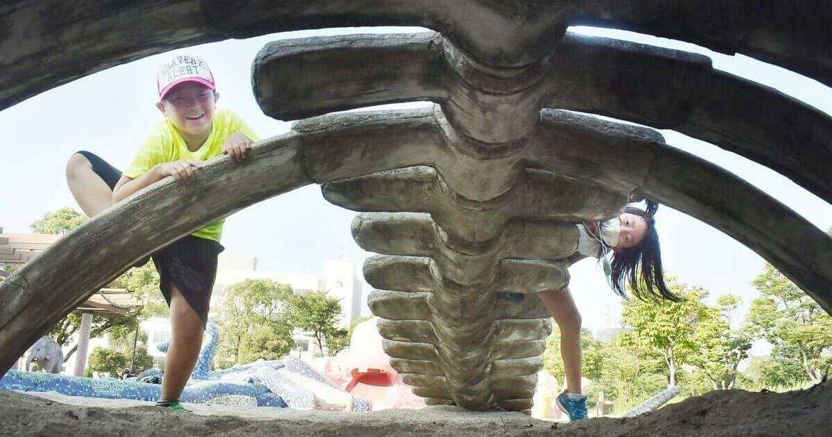 大海原への冒険 小倉・勝山公園で子どもが夢中になるクジラの遊具