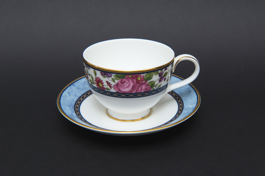 ロイヤル・ドルトン センテニアルローズ ティーカップ＆ソーサーを