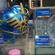 メタリックブルーに輝く「ロトの兜」がクール！「ドラクエ ふくびき所