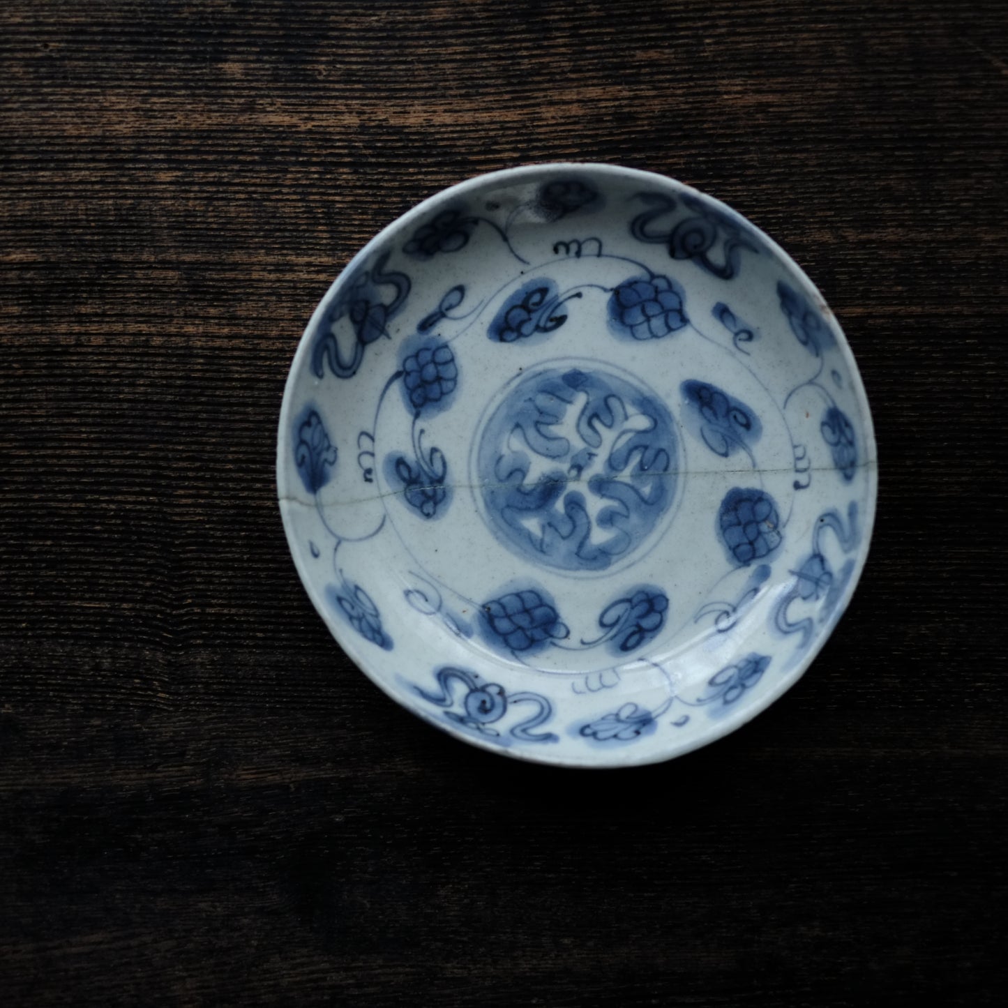 古染付 花唐草文 青花平皿(明朝末期) – 逢季荘