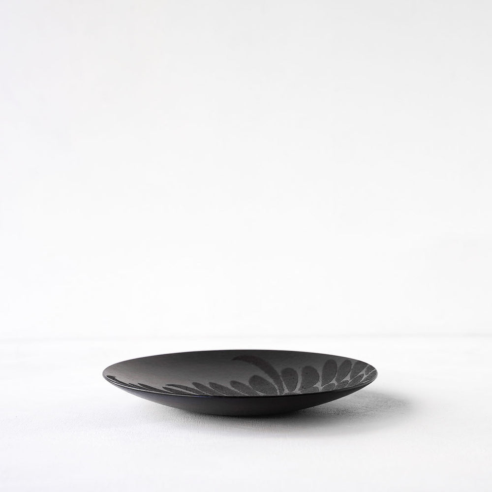 赤木明登 摩利蒔絵皿6,5寸 黒菊 – 雨晴/AMAHARE