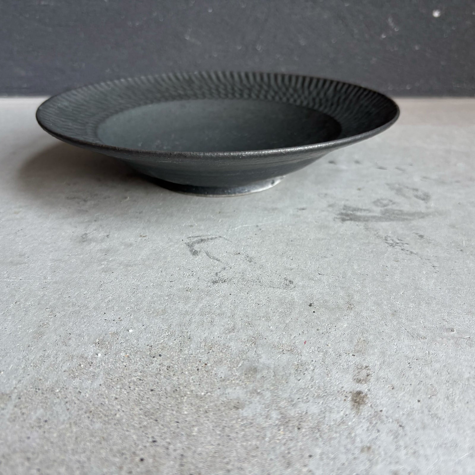 しのぎ リム皿 中 黒｜作家 山本雅則（信楽焼） – nokaze｜陶器、和