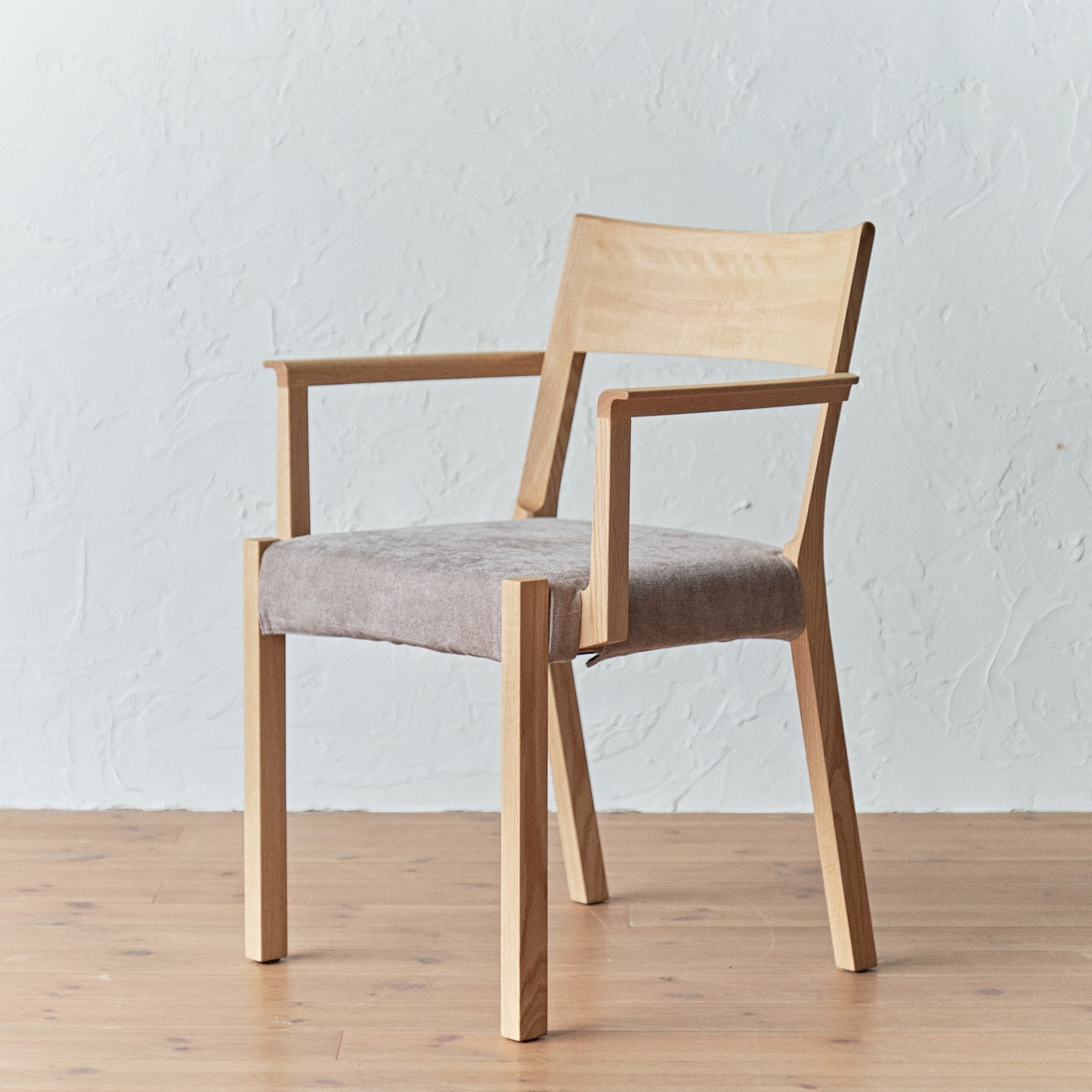 カラメッラ アームチェア (カラーオーク 張地ランクアムステルダム