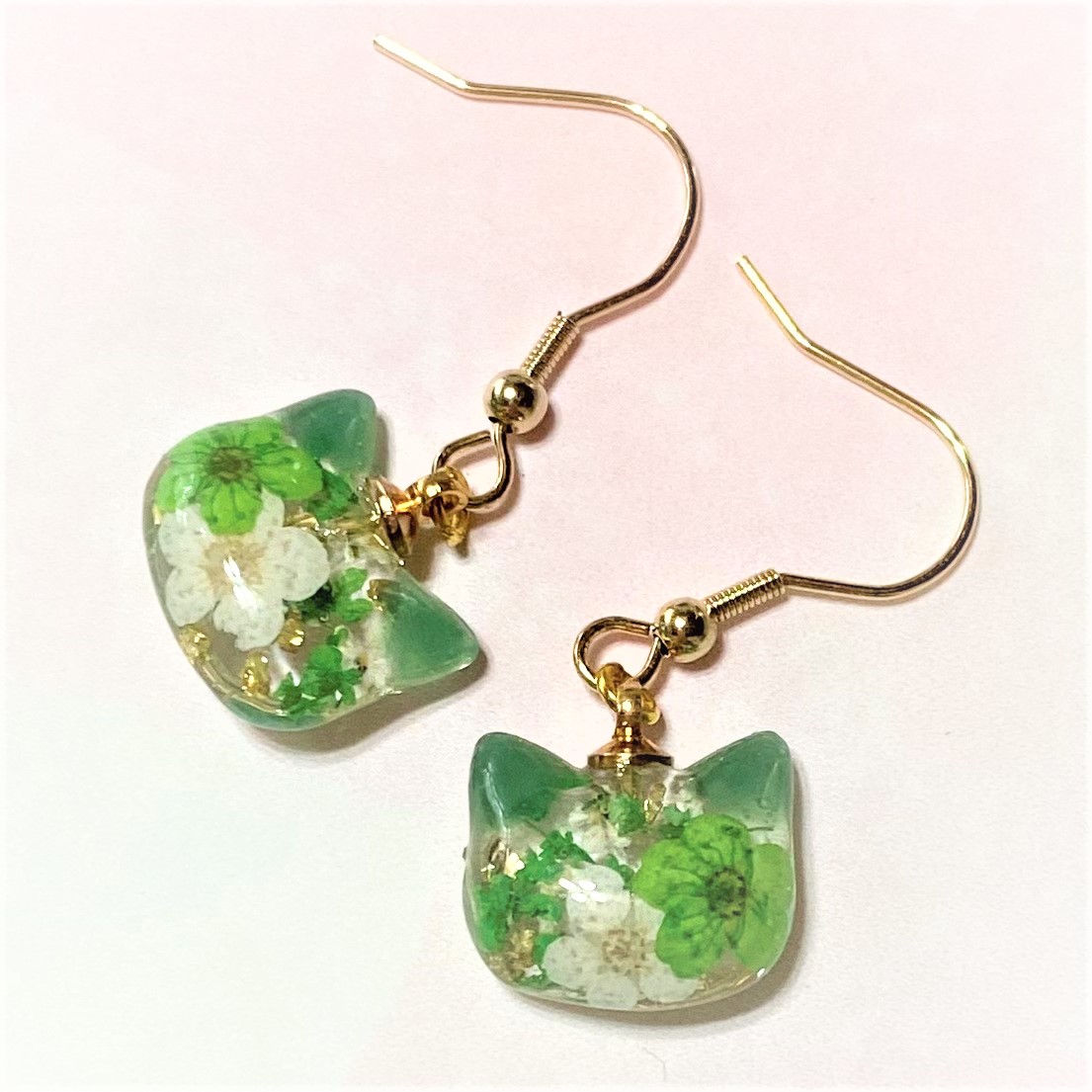 ドライフラワーのねこちゃんピアス 猫顔型 レジン フック アレルギー