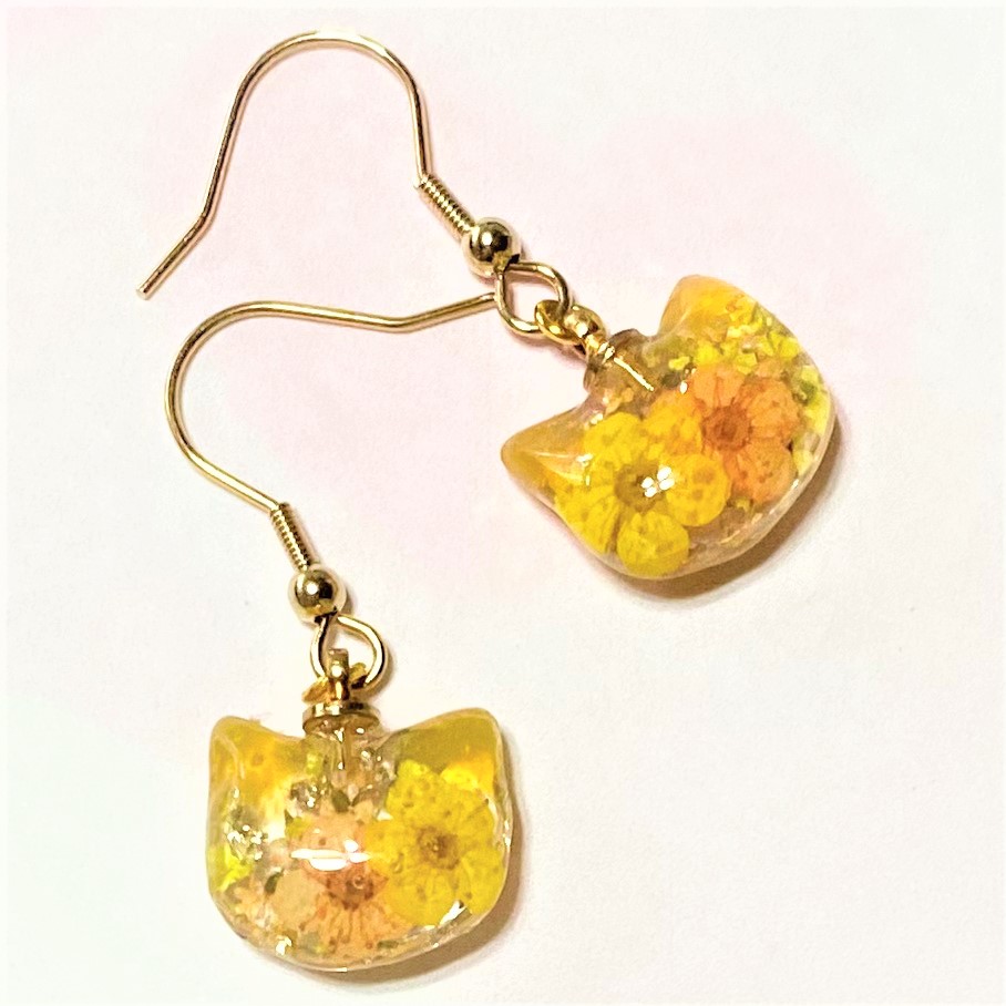 ドライフラワーのねこちゃんピアス 猫顔型 レジン フック アレルギー