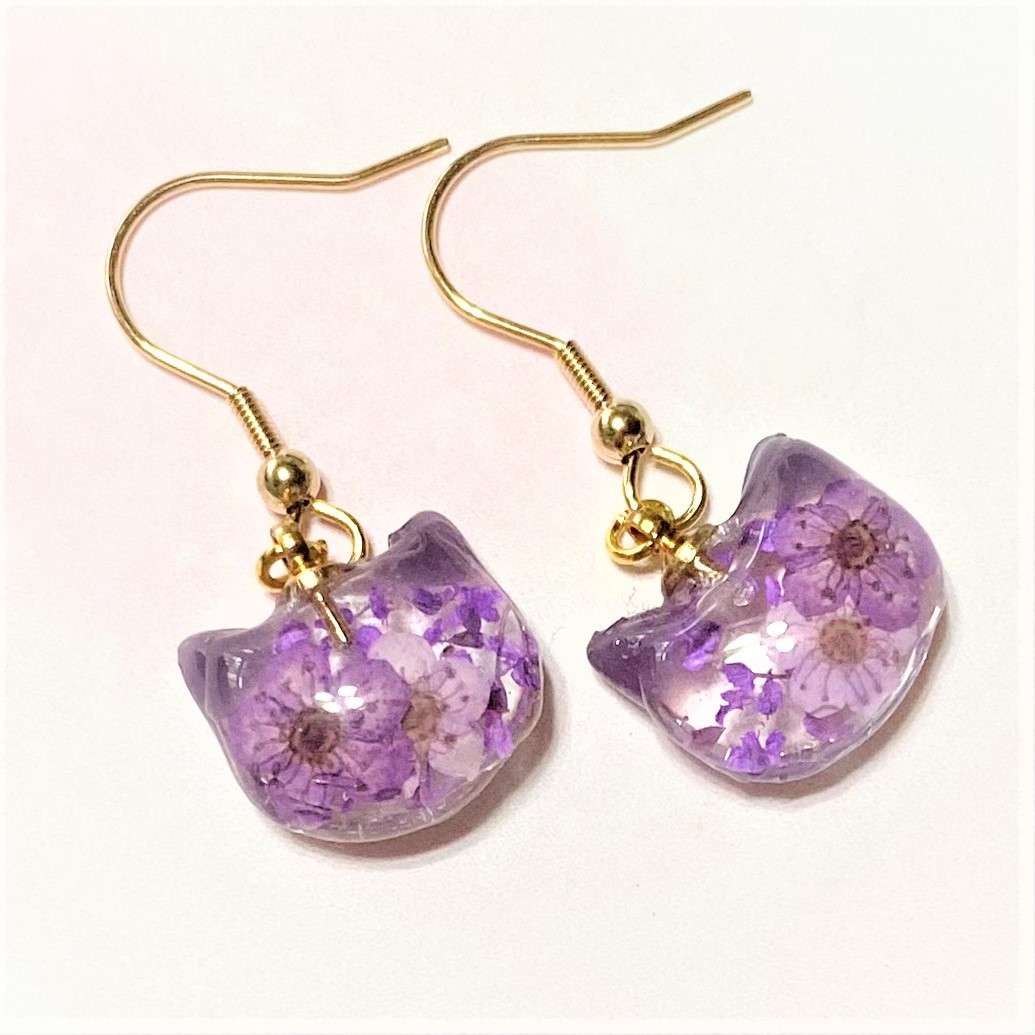 ドライフラワーのねこちゃんピアス 猫顔型 レジン フック アレルギー