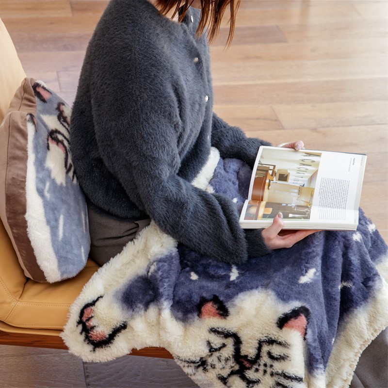 ダイカットブランケット ひざ掛け Momonga【デスクワーク 防寒 羽織り