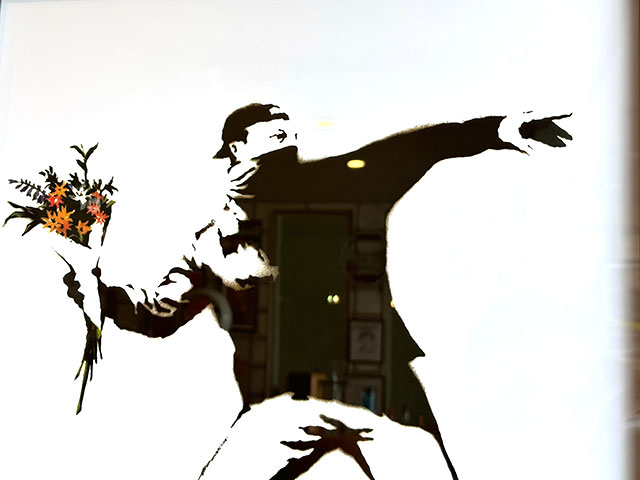 バンクシー アートフレーム （Love is in the Air/愛は空中に） 花束を