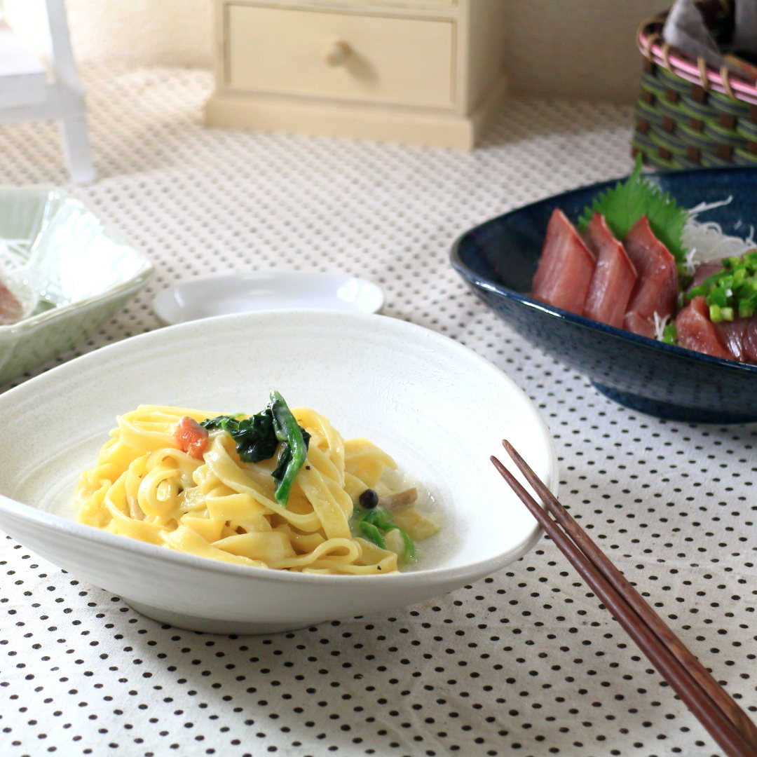 白結晶と窯変紺 たわみパスタ鉢 21.5cm 美濃取寄 日本製 美濃焼 大皿