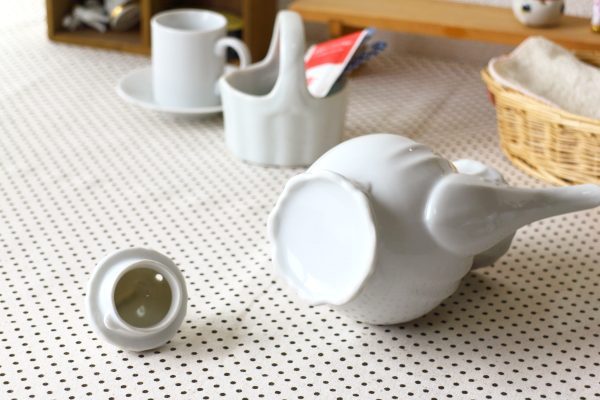 アンティーク調の2〜3人用ティーポット 国産 瀬戸焼 異国情緒が