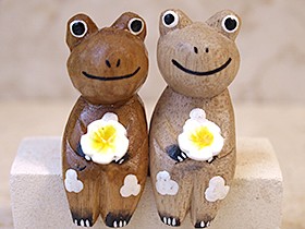 木彫りのカエルS カップル 置物 オブジェ 玄関 縁起物 おしゃれ
