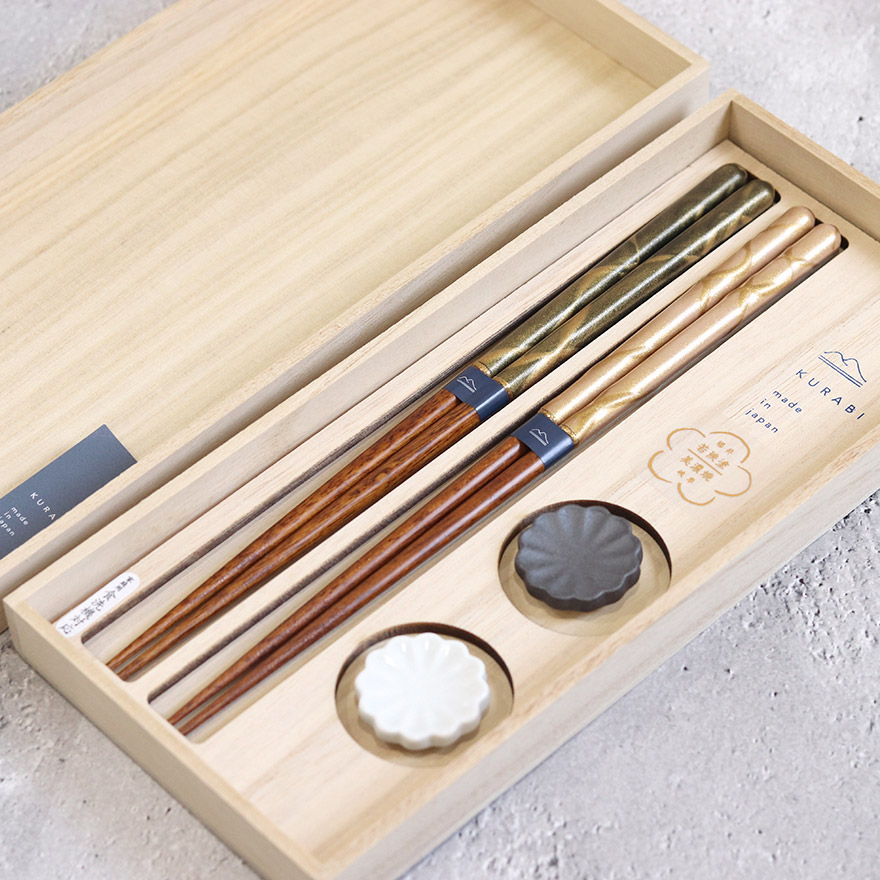 夫婦箸 桐箱セット 日本製 食洗機対応 KURABI 箸置き揃え 砂紋 23cm